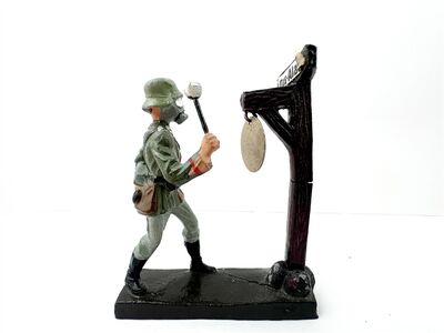 Lineol WWII Gas-Alarm | Soldat mit Gasmaske & Gong 7,5 cm
