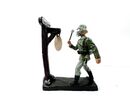 Lineol WWII Gas-Alarm | Soldat mit Gasmaske & Gong 7,5 cm