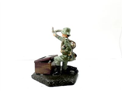 Lineol Massefigur WWII Soldat mit Brieftaube & Korb ca. 1930