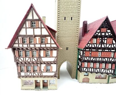 Kibri H0 Altstadtzeile mit Rathaus-Apotheke Fachwerk mit Stadttor
