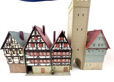 Kibri H0 Altstadtzeile mit Rathaus-Apotheke Fachwerk mit Stadttor