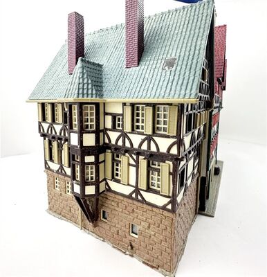 Kibri H0 Altstadtzeile mit Rathaus-Apotheke Fachwerk mit Stadttor