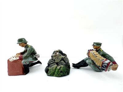 Elastolin Masse Figuren WW2 Rastende Soldaten an Feuerstelle &ndash; Musiker