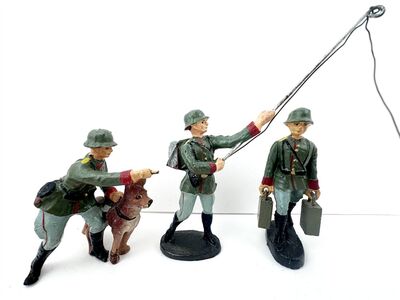 Elastolin Masse Figuren WW2 Nachrichtentruppe & Meldehund-Staffel