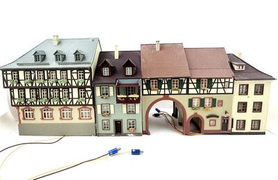 Faller + Kibri H0 Altstadtzeile Fachwerk-H�user 4 St�ck
